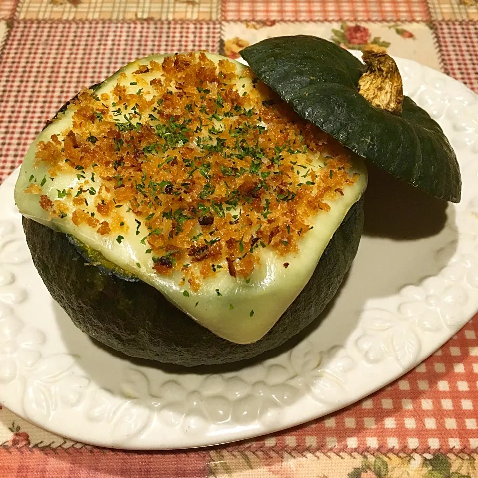 Snapdishの料理写真:坊ちゃんかぼちゃのまるごとグラタン🧀|＊ゆみしぼり＊さん