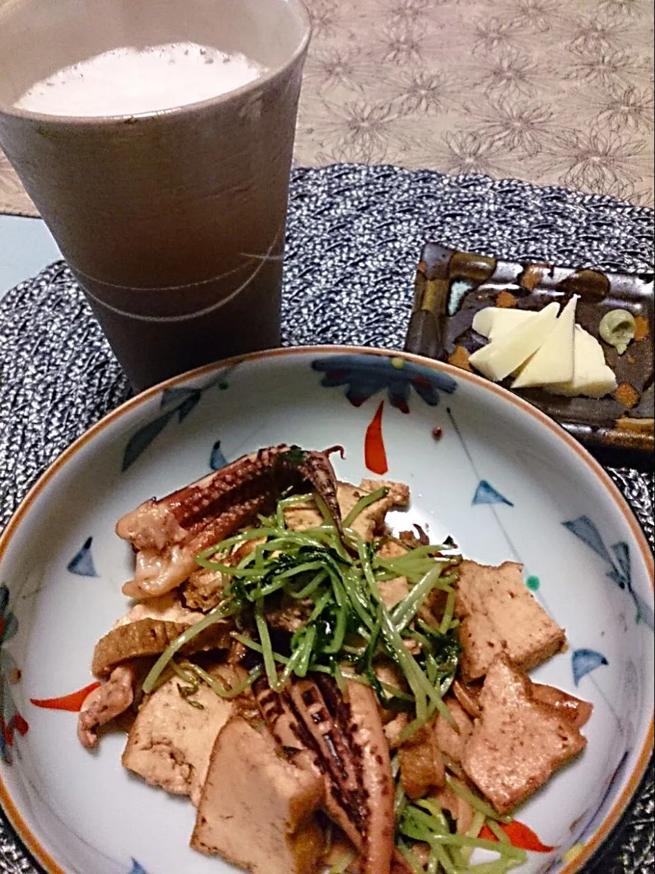 Snapdishの料理写真:ゲソと厚揚げと豆苗の炒めもの #いか #おつまみ|Cさん