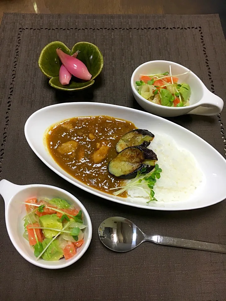 アボカドとサーモンのサラダ  &  チキンカレー|しょうこさん