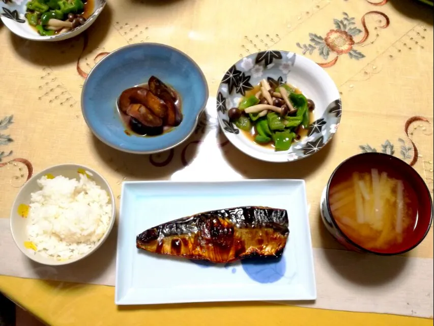 焼きすぎてしまいましたが、サバ塩焼き
ナス味噌炒め
シメジとピーマンのポン酢炒め
大根のお味噌汁|korinoさん