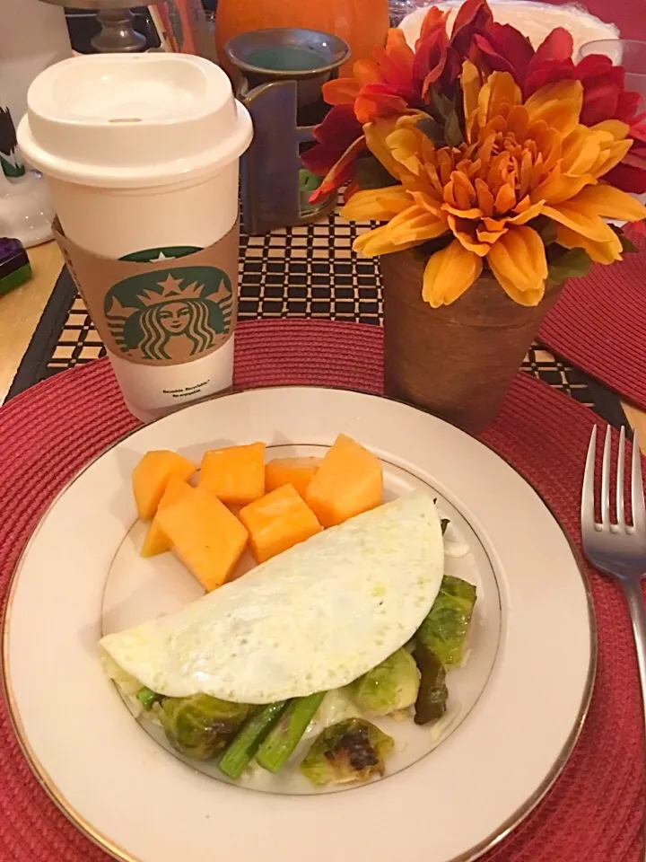 Snapdishの料理写真:After workout💪🏼
Eggwhite omelette with grilled asparagus & roasted brussel sprouts 
Side of sweet cantaloupe/melon|🌺IAnneさん