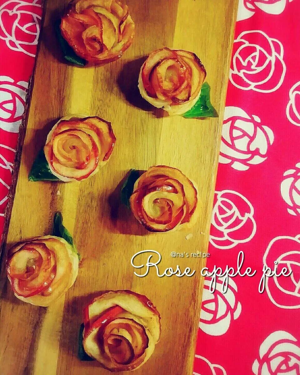 バラのアップルパイを作りました☺💕
食べたら気分はバラ色～🌹🌹🌹
#バラのアップルパイ #rose #applepie #roseapplepie #anasrecipe #Anasrecipe #snapdish #SnapDish|Kashimanakitchenさん