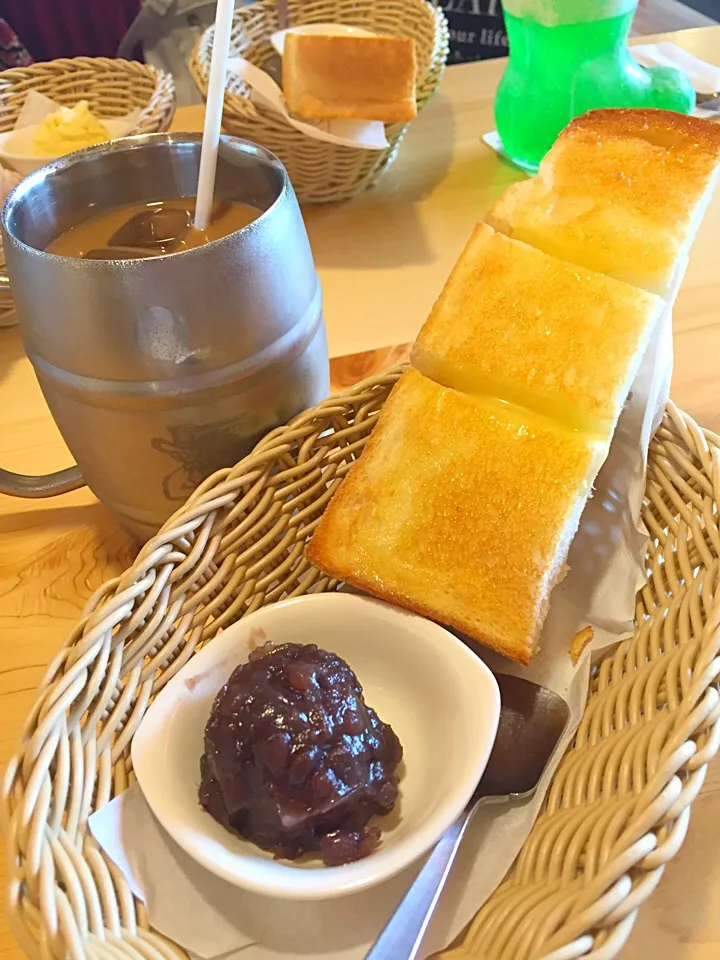 Snapdishの料理写真:たっぷりアイスコーヒー&モーニング（あんこバター）@コメダ珈琲|Kazuya Miyukiさん