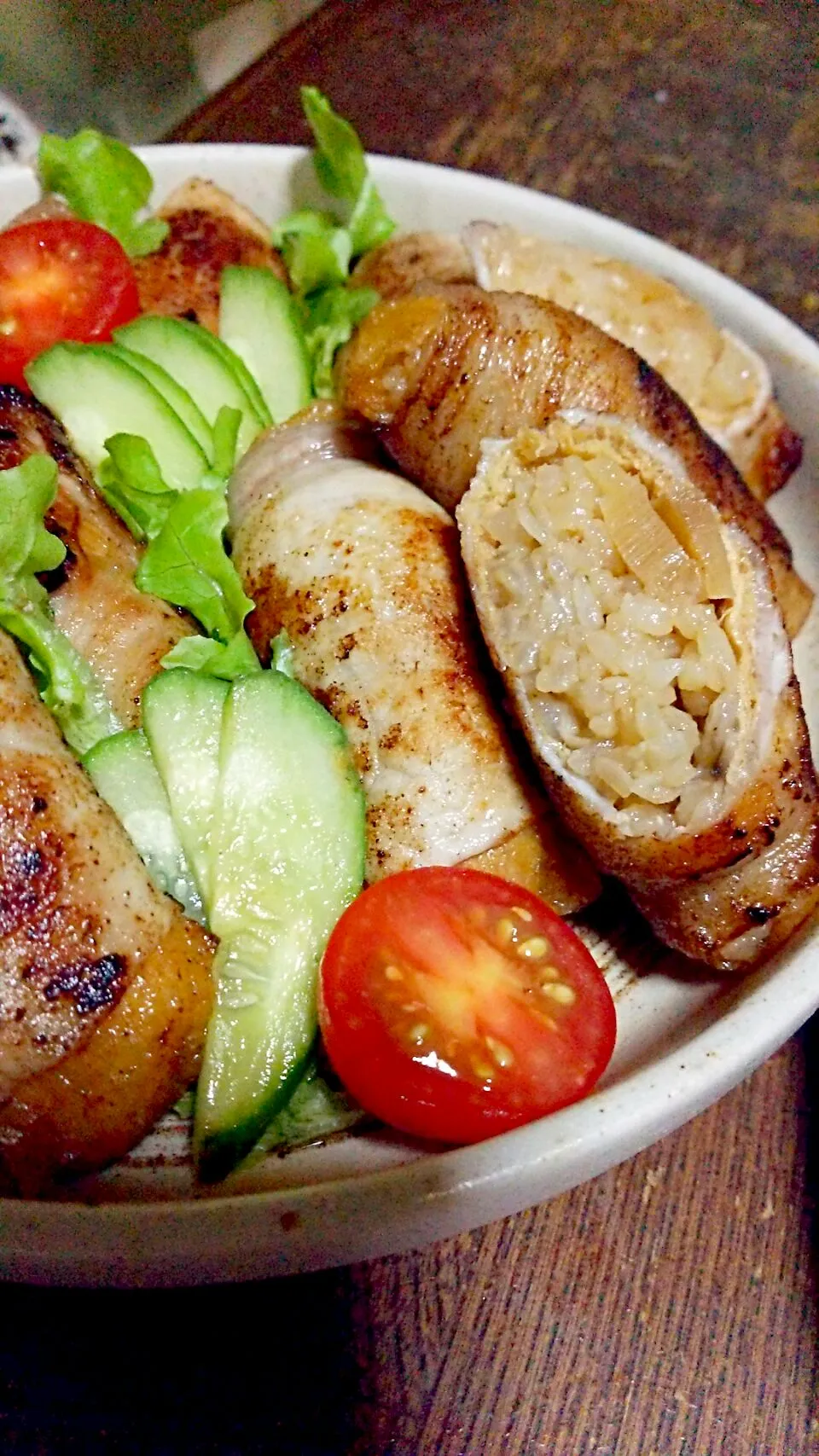 昨日の中華風の混ぜ込みご飯の
プチ整形！(笑)
味つきの揚げに詰めて～豚肉巻いて～ジュンジュワー！|naokiさん