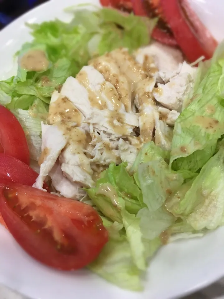 【棒棒鶏】  レンチンで初めて胸肉を蒸してみました。以外と茹でるより良いかも✨  野菜もたっぷり摂れて一石二鳥😋|さちさん