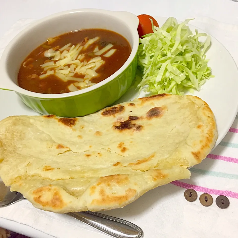 Snapdishの料理写真:トマトチーズカレーと手作りナン|奏 kanadeさん