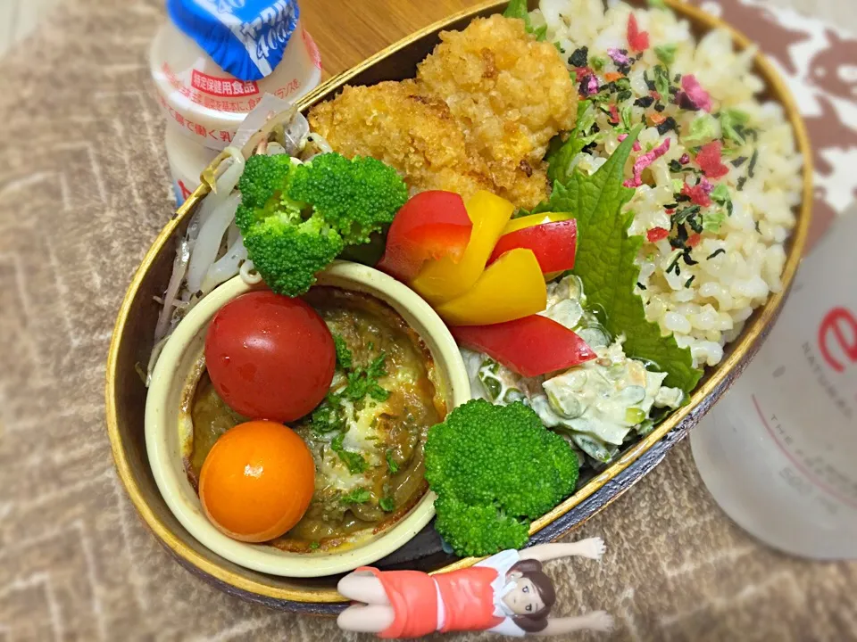 Snapdishの料理写真:玄米ご飯&クリスピー塩麹チキン&茄子の牛すじカレーグラタン&無限マヨゴーヤ&もやしと甘酢ミョウガのゆかり和え&ブロッコリー&パプリカ&プチトマトのダーリンお弁当♪|桃実さん