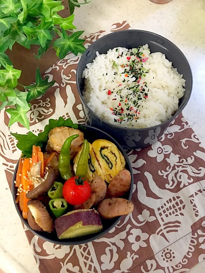 高校男子弁当🏉
✴︎唐揚げ
✴︎人参しりしり
✴︎しいたけ、ナス、ししとうのグリル焼き
✴︎海苔入り卵焼き|emisanさん