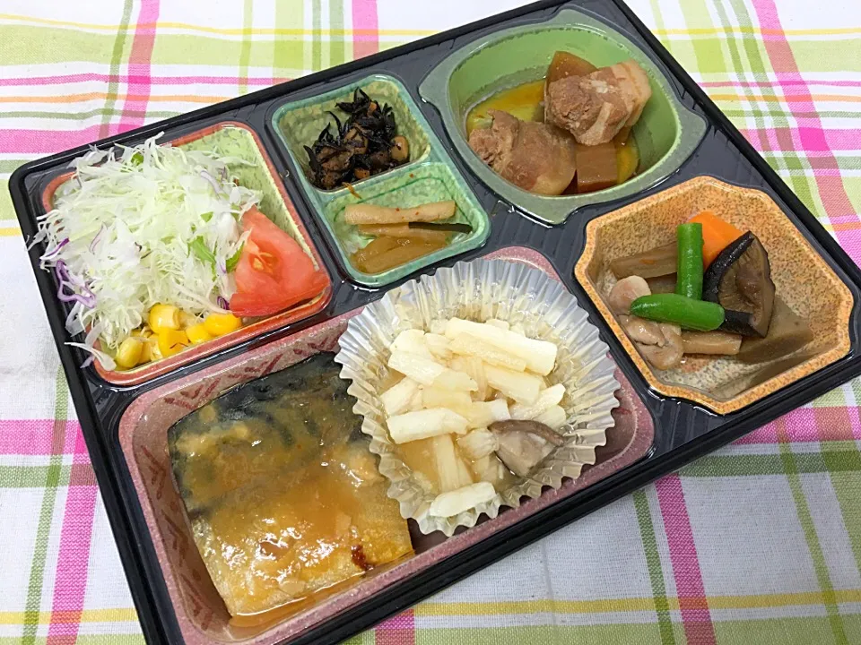 豚の角煮と大根煮 日替わり弁当 豊川市宅配|Naokazu Kuritaさん