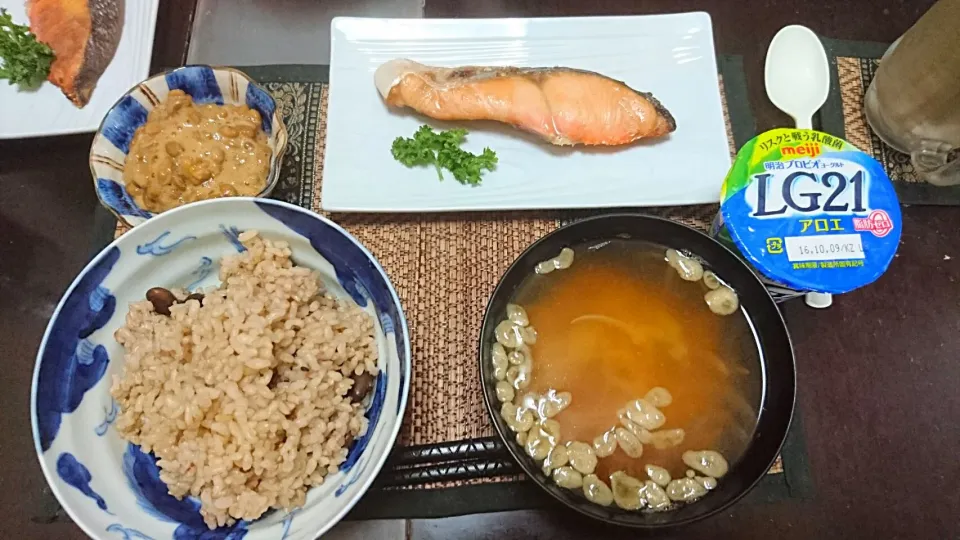 Snapdishの料理写真:鮭&納豆&玉ねぎの味噌汁|まぐろさん