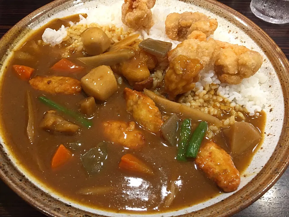 鶏つくねと根菜の和風カレーにフライドチキン|マハロ菊池さん