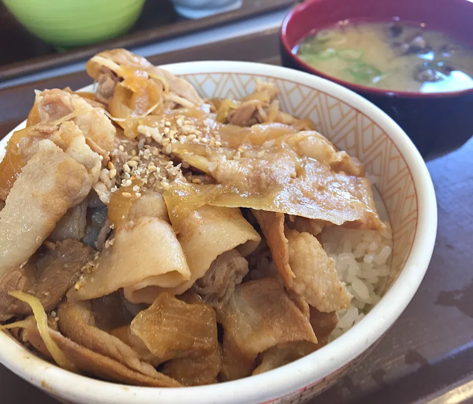 営業マンの昼ご飯 豚丼としじみ汁|ぽんたさん