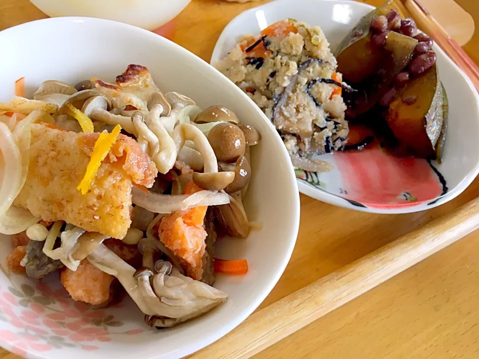 残り物昼ごはん☀️鮭とキノコの南蛮漬け・おから煮・小豆かぼちゃ|かわちさん