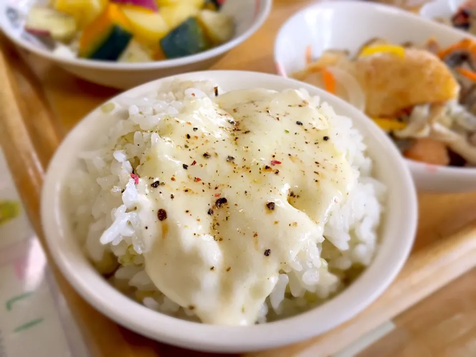 モッツアレラチーズご飯🧀🍚|かわちさん