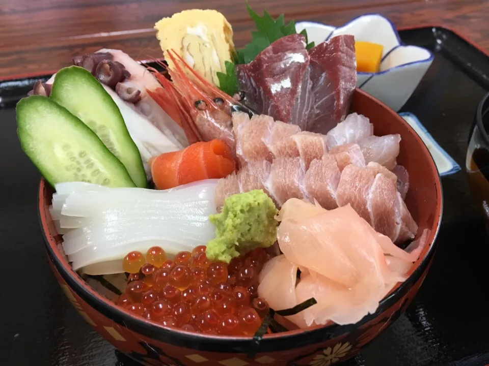 海鮮丼
港のそばのお食事どころ
美味しい♡1200円もステキ✨|akemi🐝さん