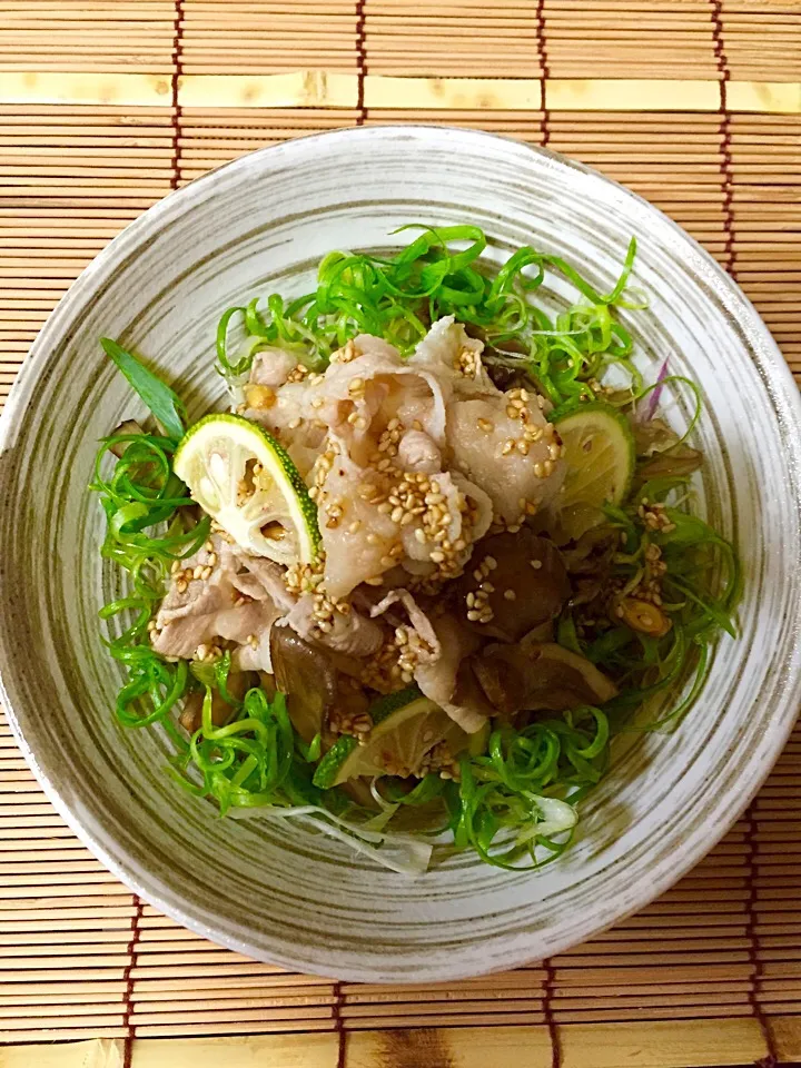 山本真希さんの料理 豚しゃぶと焼ききのこのすだちだれを青柚子だれで🍄|あいさん