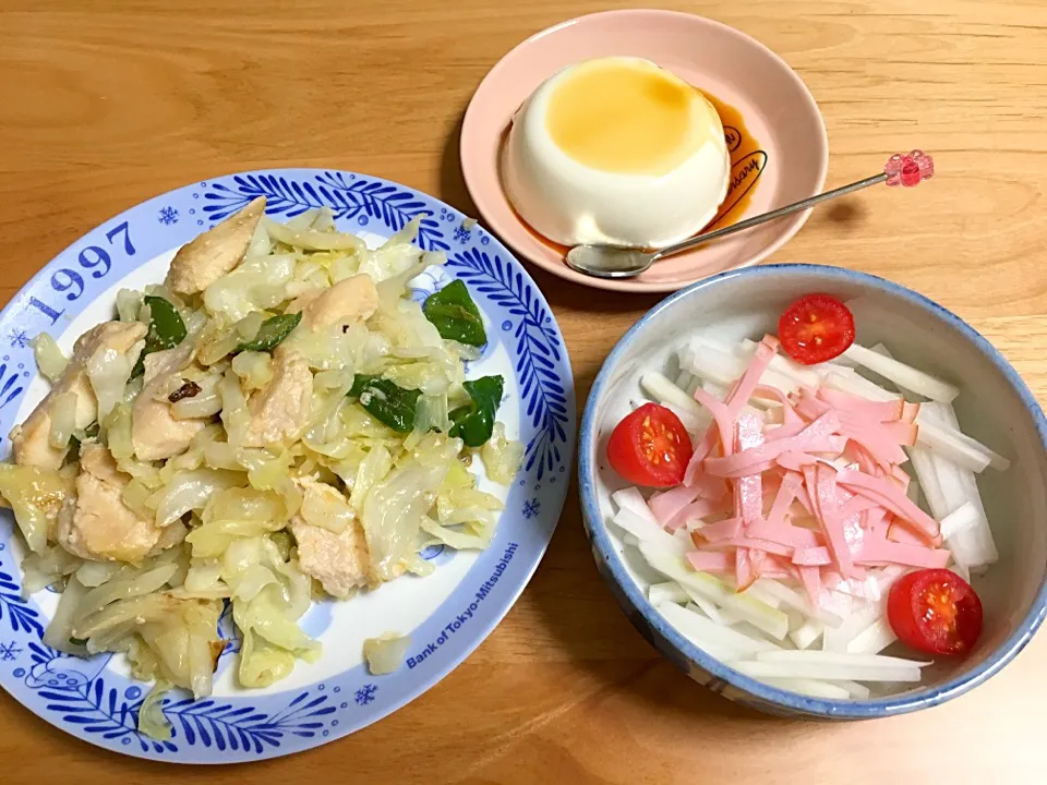 Snapdishの料理写真:鶏胸肉とキャベツの塩麹炒め⭐️大根サラダ⭐️冷奴|ほなさん