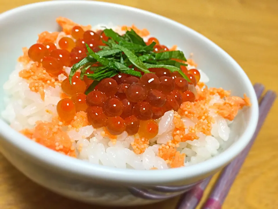 いくらの醤油漬け作ったー♪そんなこんなで海の親子丼ー。|あやさん