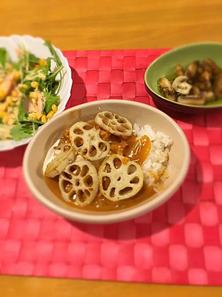 トマトココナッツカレーれんこんの素揚げ乗せ
パクチーと水菜とコーンのチキンサラダ
ホワイトマッシュルームのアヒージョ|えりさん