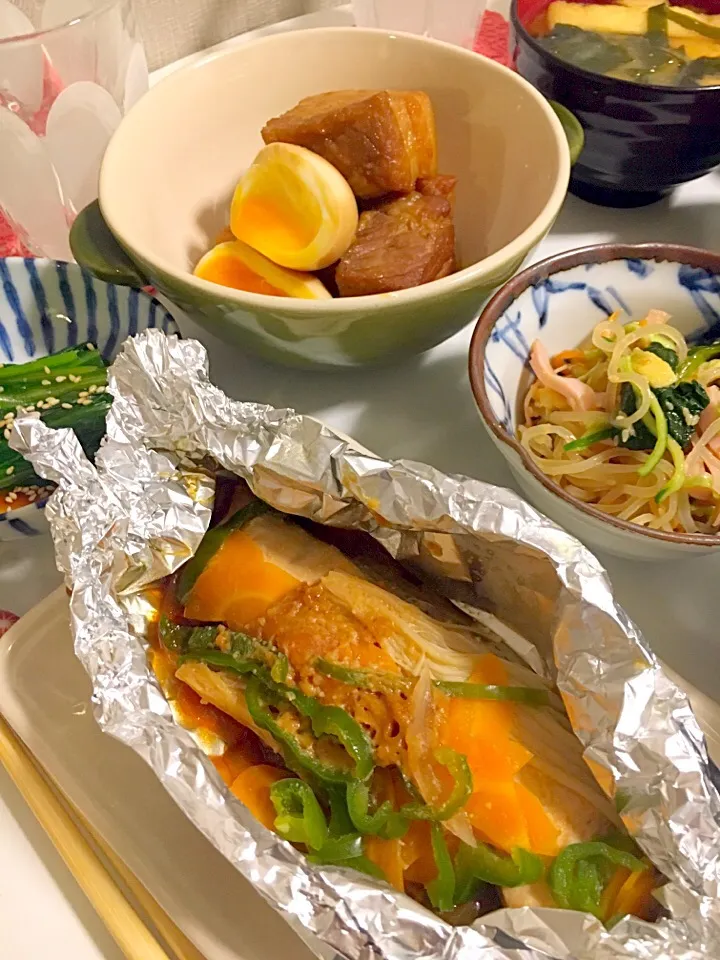 鮭のホイル焼き・豚の角煮・春雨サラダ・ほうれん草のお浸し・お味噌汁|ちいこさん