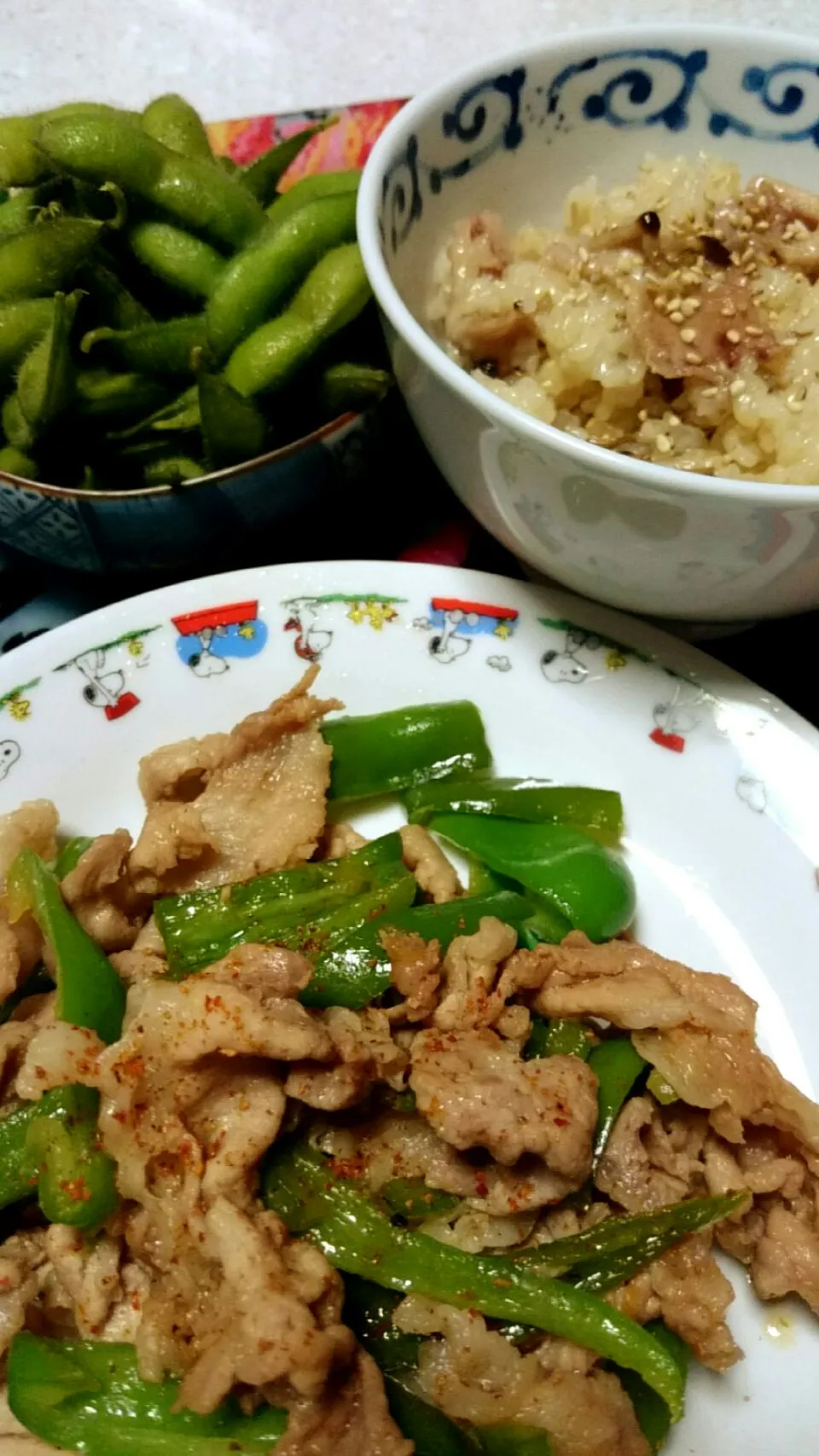 鶏皮ときのこの炊き込みご飯とピーマンと豚肉の炒め物！|あまねさん