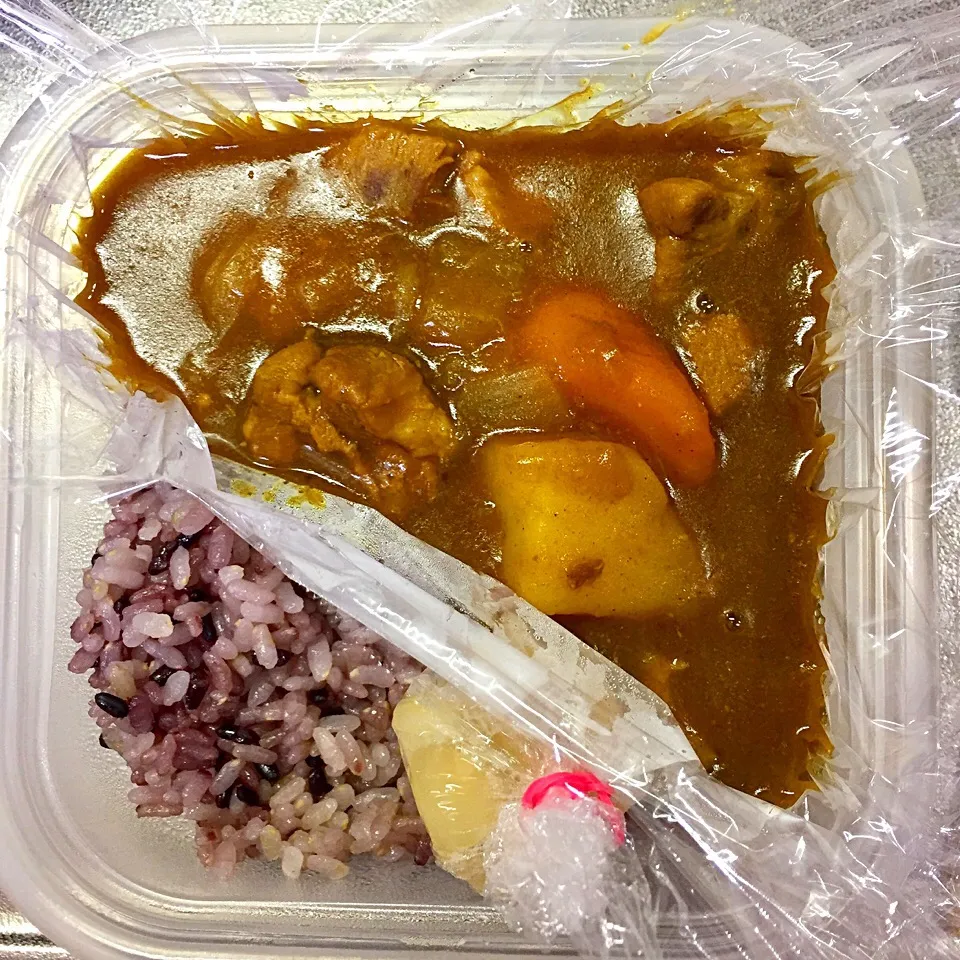 Snapdishの料理写真:カレーを差し入れ
ごはんは黒米入り
らっきょう付き|こぶたちゃんさん