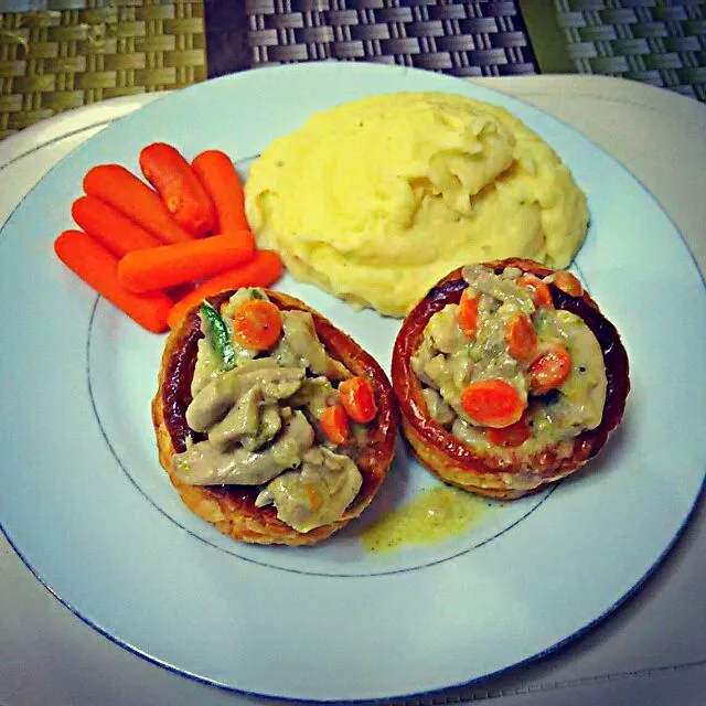 chicken ala king with baby carrots and mash potato|Tezu Ropezuさん