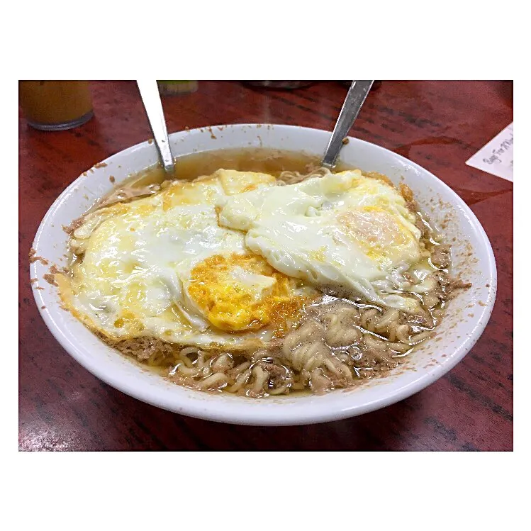 蛋双道（卵ダブルの麺w）
しかも麺は堂々の出前一丁🙄|女神さん