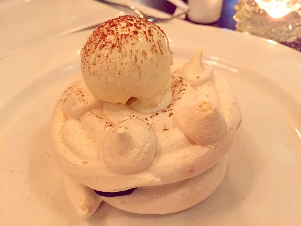 Meringue with stewed forest berries and vanilla ice cream|Sky Blueさん