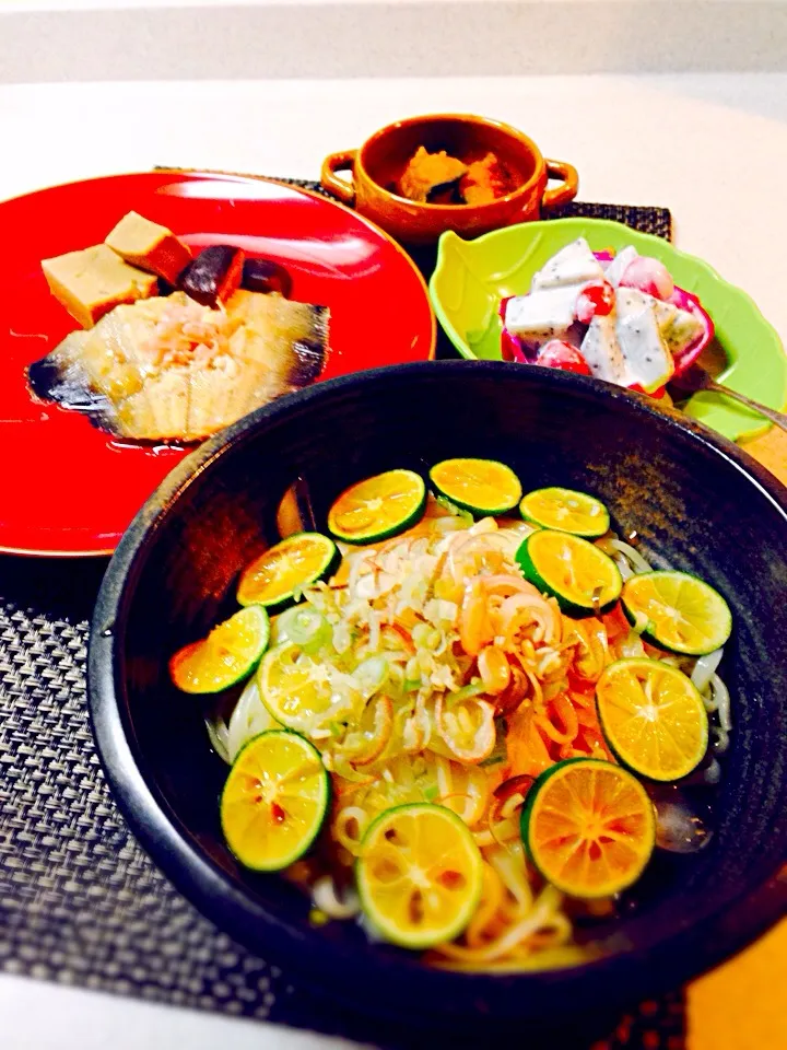 今日の晩御飯/稲庭すだちうどん＆カレイの煮付け(椎茸・高野豆腐)＆かぼちゃの煮物＆ドラゴンフルーツとトマトのサラダ(ヨーグルトドレッシング)|BabyRIKAさん