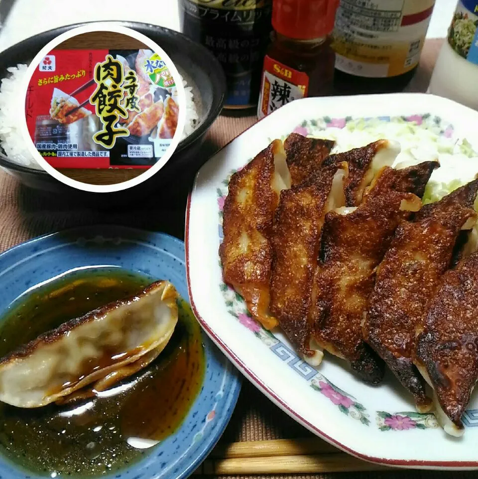 Snapdishの料理写真:#16092903 紀文「うす皮肉餃子」/キャベツ/ご飯 ¥160|dune725さん