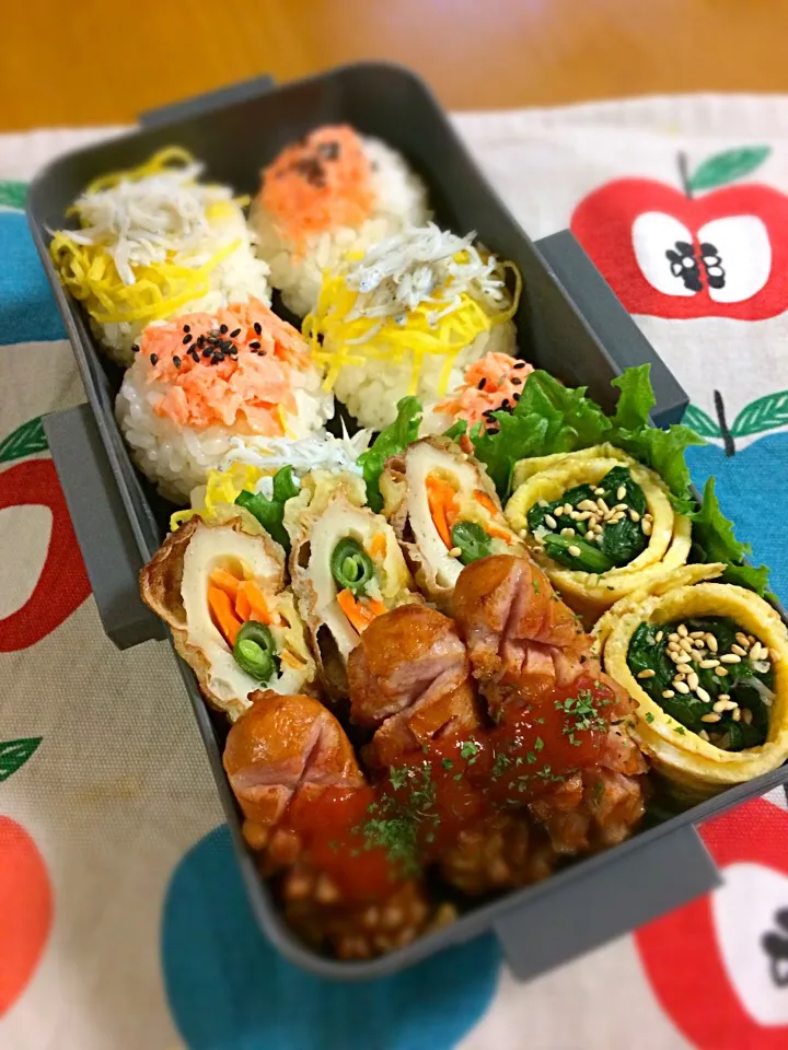 Snapdishの料理写真:息子君弁当🎶
鮭としらすの手毬おにぎり
お野菜ちくわ天ぷら
小松菜和えの玉子巻き
ウイン|BooBooさん