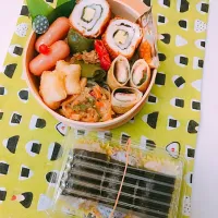 Snapdishの料理写真:🍙俵おにぎり（おかか、ゆかり）
🍙ささみチーズフライ
🍙星型ポテト
🍙チーズinウインナー
🍙ベーコンチーズ春巻き
🍙麻婆春雨
🍙青唐とツナ炒め|pindoraさん