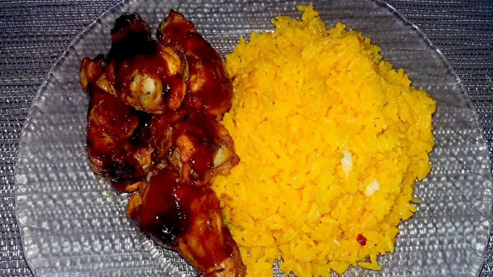 Barbecued Hot and Spicy Chicken Wings with Yellow Garlic Rice.|Juan Simmsさん