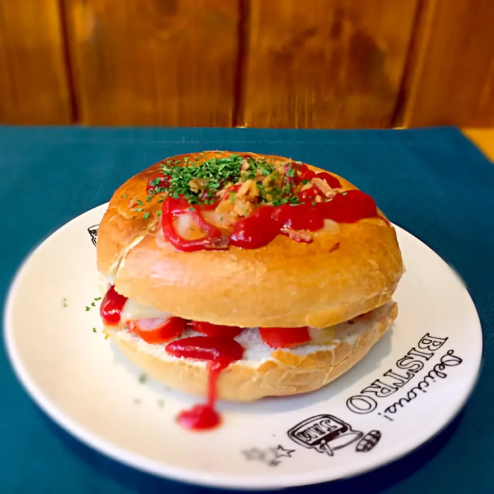 Snapdishの料理写真:ベーグルチーズバーガー！|Carsy Pet Cafeさん