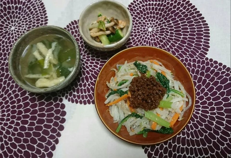 Snapdishの料理写真:大豆蛋白そぼろの 大根、モヤシ 。。ナムル ビビンバ丼 と、シメジとキューリのキムチ和えサラダ、味噌汁の献立|kazさん