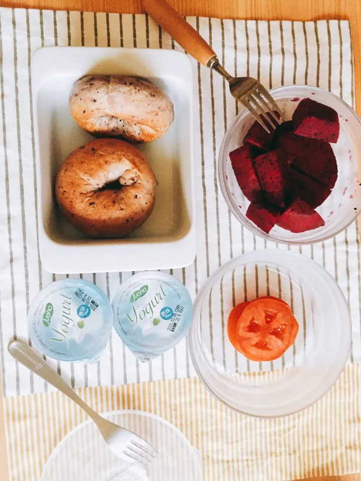 breakfast::
yogurt 
blueberry bagel
fruit|Evelyn Jiangさん