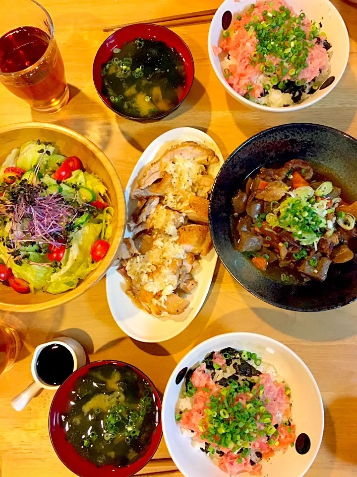 夜ご飯🍴ネギトロ丼 わかめの味噌汁 サラダ ネギ塩チキン 牛すじ煮込み|kasumiさん