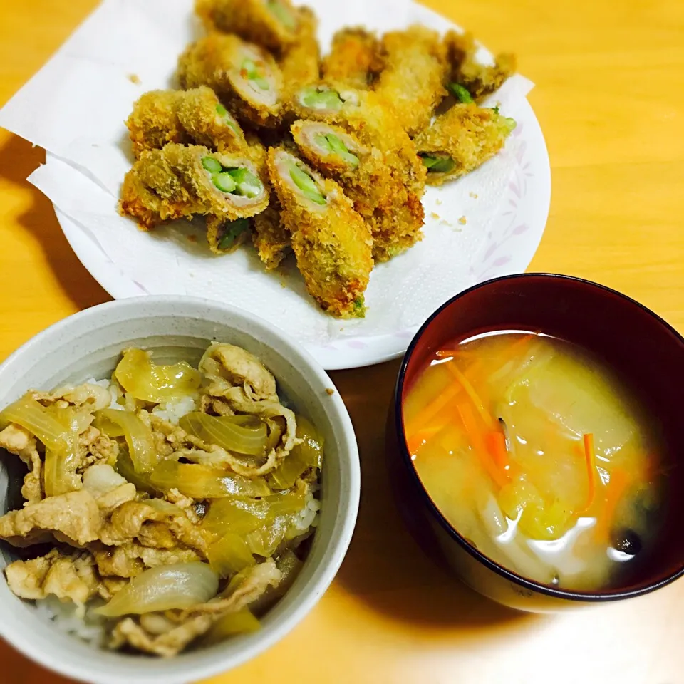 Snapdishの料理写真:豚丼、アスパラとチーズの豚肉巻きフライ、お味噌汁|はらぺっこさん