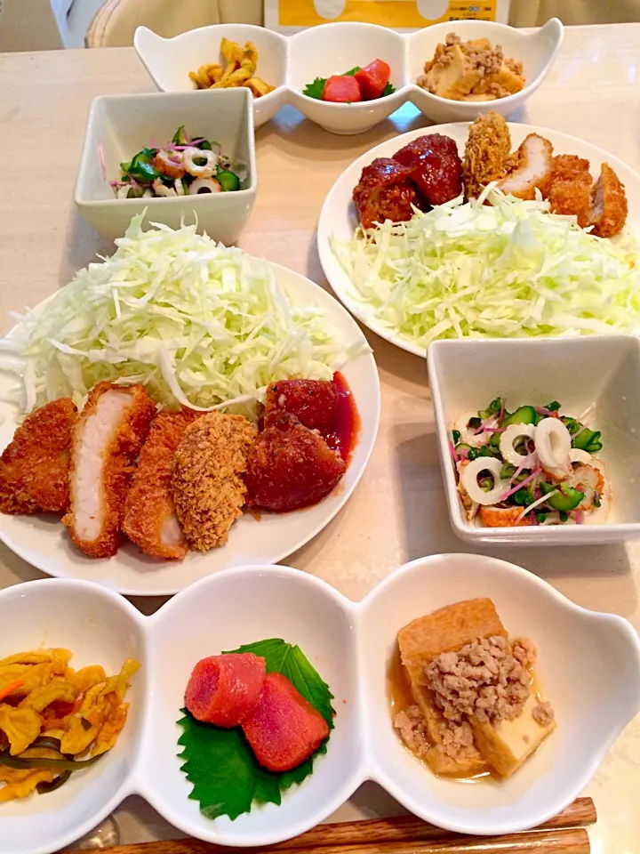 Snapdishの料理写真:#晩飯 #トンカツ #メンチカツデミグラスソース風味 #コロッケ #厚揚げと挽肉煮 #明太子 #お新香 #キュウリとちくわ酢の物 #美容師 #横浜 #親父飯|Booパパさん