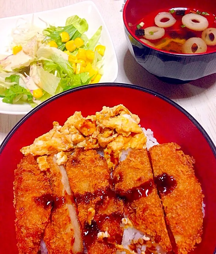 カツ丼にしたかったのに、、、とりあえずサラダと松茸風お吸い物|あやにん食堂さん