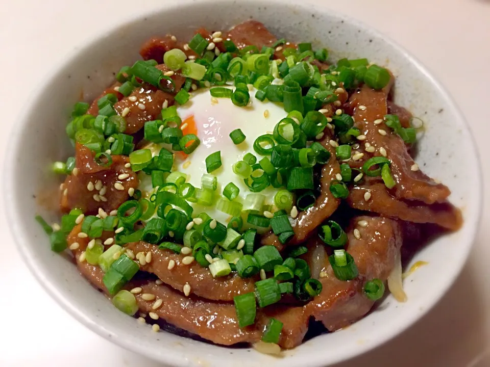 Snapdishの料理写真:市販のたれ漬け牛肉丼～🐂
もやし見えてなーい！(笑)😆‼️|みほままこさん