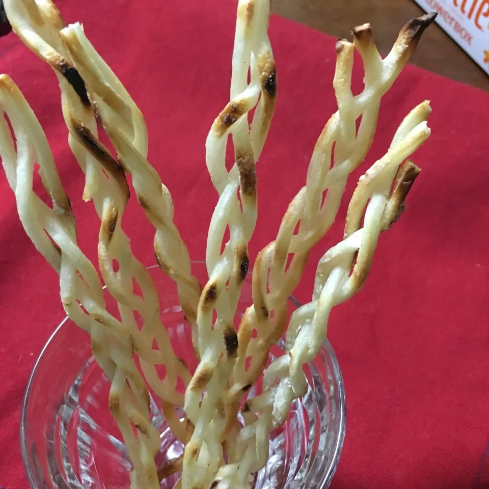 Snapdishの料理写真:グリッシーニの様なサクサク三つ編みうどん。Udon stick😋|yorikoさん