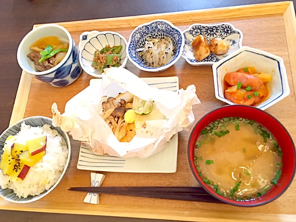 鮭の包み焼き
肉じゃが   
モロッコインゲンの胡麻和え
もやしのナムル
里芋の麹醤油炒め
ウインナーとタマネギのコチュジャン炒め
味噌汁
さつまいもご飯|NAKATAさん