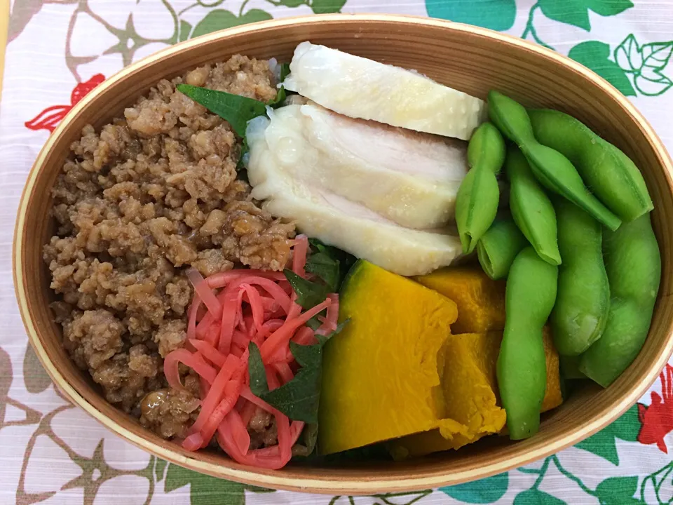 【わっぱ弁当】そぼろ弁当に蒸し鶏を添えて♪ホロホロ栗カボチャがとっても美味しい♡|るかるんさん