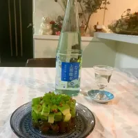 Snapdishの料理写真:美味しい日本酒に合うように、アボカドとマグロを合わせてみました。
アボカドはレモンと塩、マグロはワサビと醤油で味をつけて、セルクルで。|マキさん