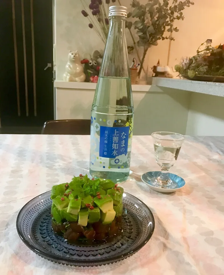 美味しい日本酒に合うように、アボカドとマグロを合わせてみました。
アボカドはレモンと塩、マグロはワサビと醤油で味をつけて、セルクルで。|マキさん