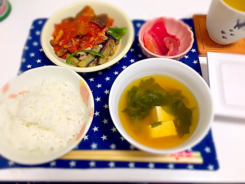 ✩ 豚肉と野菜炒めラタトゥイユのせ
✩ 豆腐とワカメのお味噌汁
この味噌がメイン！
✩ 納豆
✩ ごはん
✩ マグロ|ぽちさん