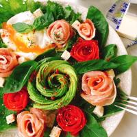 アボカド生ハムトマトのローズサラダ