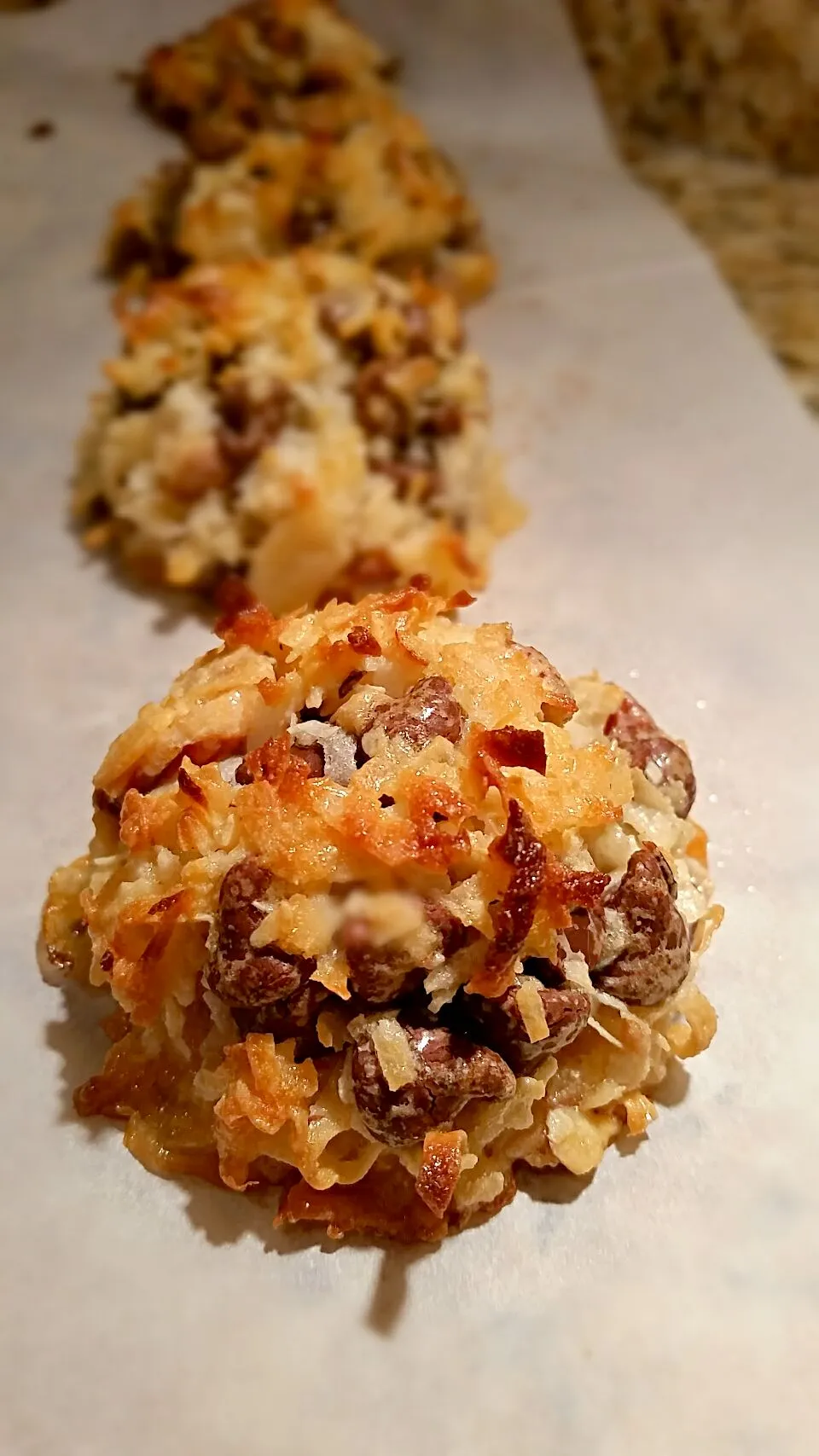 Almond joy cookies made with coconut, almonds, chocolate chip and sweet condensed milk.  Taste just like the candy bar!|Jihollandさん